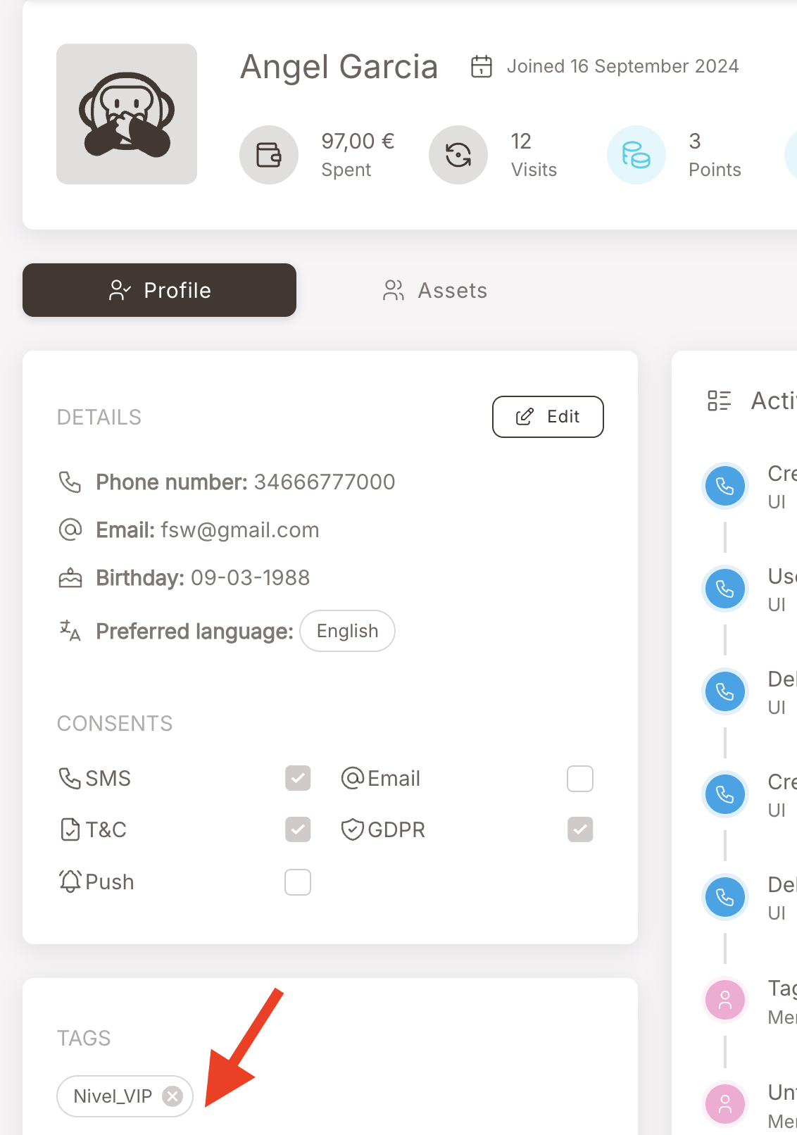 The member profile page showing the tag pill Nivel_VIP in the Tags section, with a red arrow pointing at the tag — illustrates where the conditional-view trigger comes from
