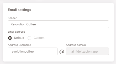 E-Mail-Einstellungen — das Feld Absender (mit einer Beispielmarke gefüllt), das Auswahlfeld E-Mail-Adresse auf Standard, und das Feld Adress-Benutzername (ein markenkonformer Local-Part) kombiniert mit der bereitgestellten Adressdomain "mail.fidelizacion.app".