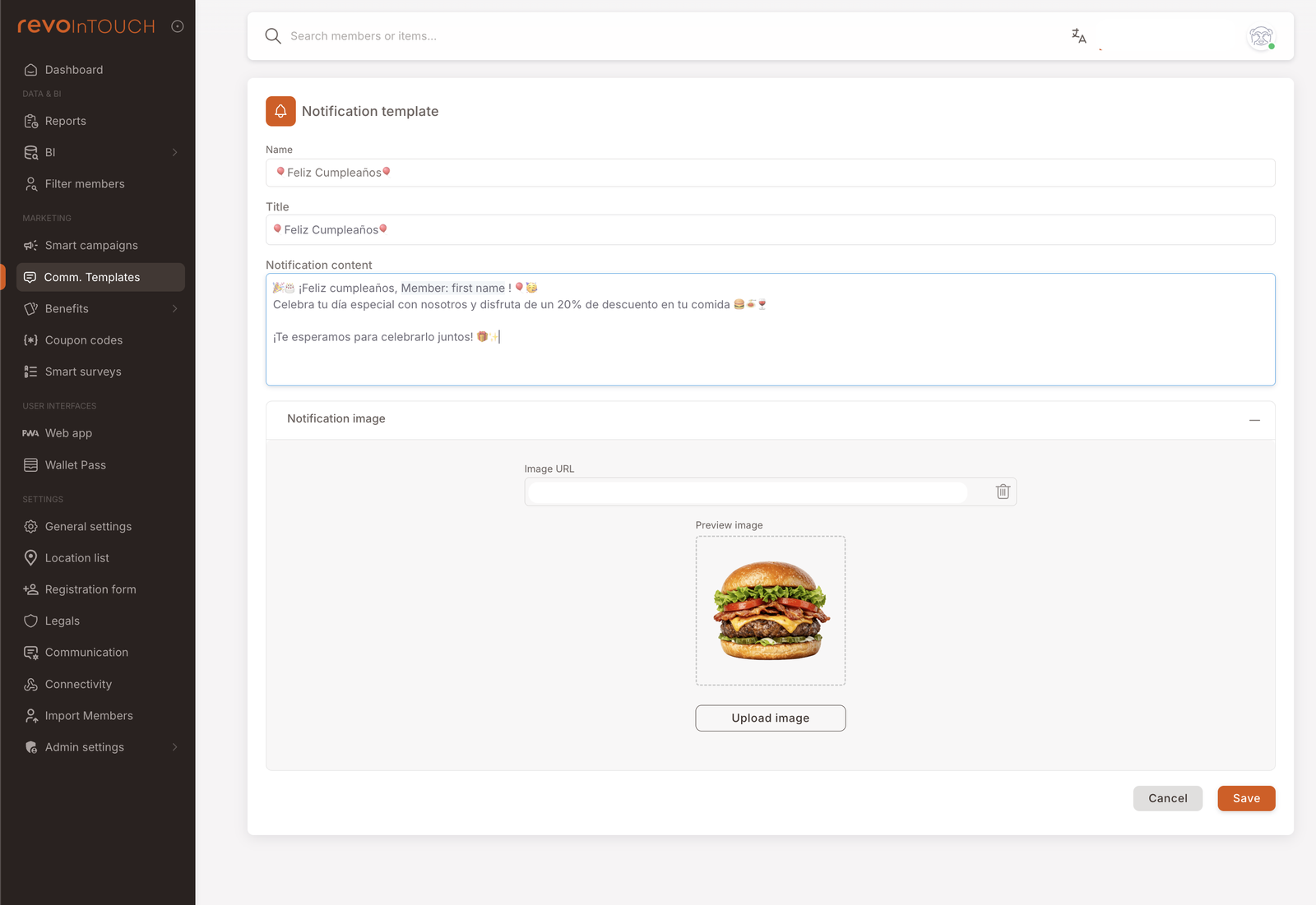 Benachrichtigungsvorlagen-Editor mit Name "Feliz Cumpleaños", Titel "Feliz Cumpleaños" und einem Benachrichtigungsinhalt, der das dynamische Feld Member: first name, Emojis (🎂🎉, 🥗💛) und spanischen Text verwendet ("¡Feliz cumpleaños, Member: first name! Celebra tu día especial con nosotros y disfruta de un 20% de descuento en tu comida ¡Te esperamos para celebrarlo juntos!"). Unterhalb des Textes ist der Abschnitt Benachrichtigungsbild ausgeklappt: ein Bild-URL-Feld, eine Bildvorschau-Miniatur (Burger-Foto) und ein Bild hochladen-Button. Cancel- / Save-Buttons unten rechts.