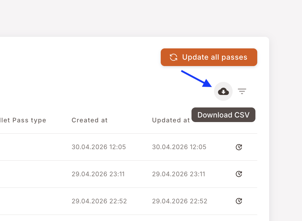 Das CSV-Herunterladen-Wolkensymbol mit einem Pfeil hervorgehoben, zwischen dem Filter-Symbol und der Schaltfläche „Alle Pässe aktualisieren" oben im Pässe-Tab