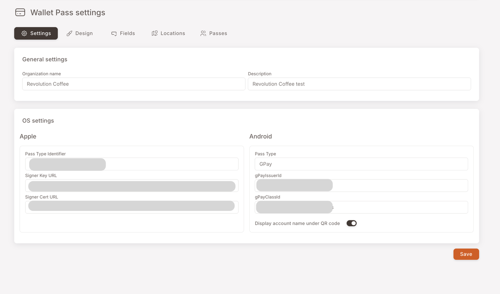 Der Settings-Tab — Allgemeine Einstellungen (Organisationsname, Beschreibung) und OS-Einstellungen aufgeteilt in Apple (Pass Type Identifier, Signer Key URL, Signer Cert URL) und Android (Pass Type, gPayIssuerId, gPayClassId, Kontonamen unter QR-Code anzeigen)