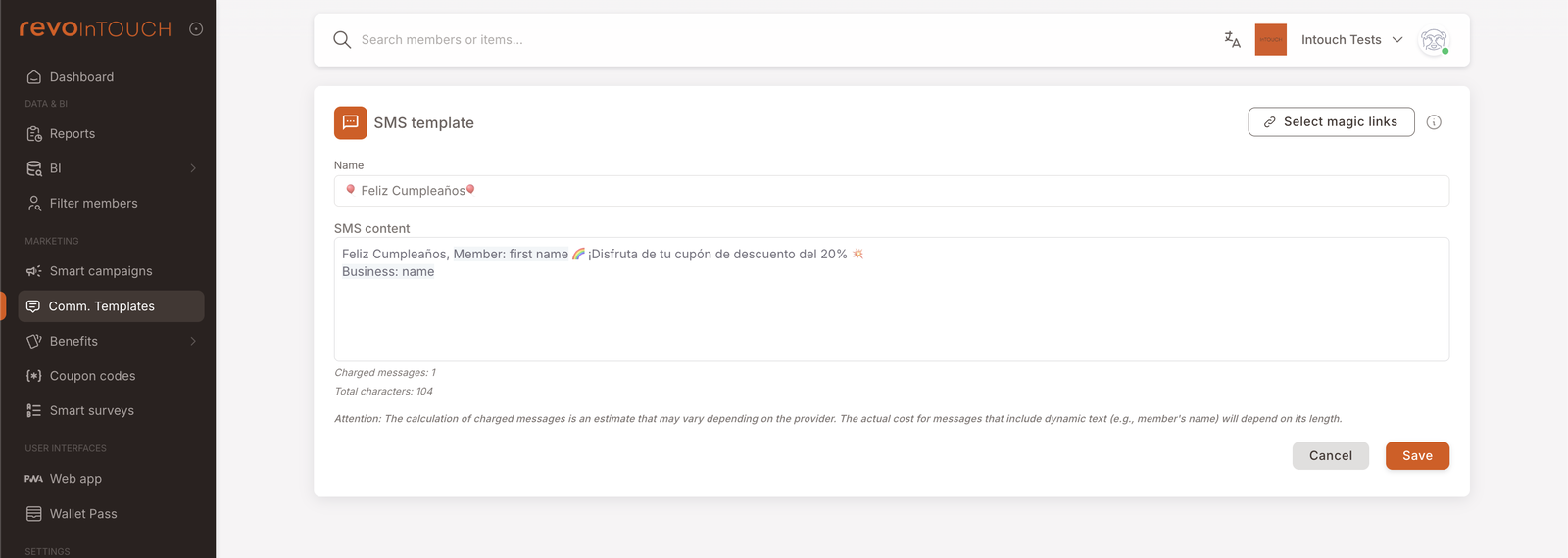 Der SMS-Vorlagen-Editor mit Name "Feliz Cumpleaños" und SMS content mit einem Körper, der zwei dynamische Felder verwendet — Member: first name und Business: name — neben Literal-Text. Charged messages: 1, Total characters: 104. Eine "Select magic links"-Schaltfläche oben rechts, und ein kleiner Achtungshinweis unter dem Körper erklärt, dass die Schätzungen der berechneten Nachrichten je nach Anbieter und je nach Länge der dynamischen Feldwerte zum Sendezeitpunkt variieren können.