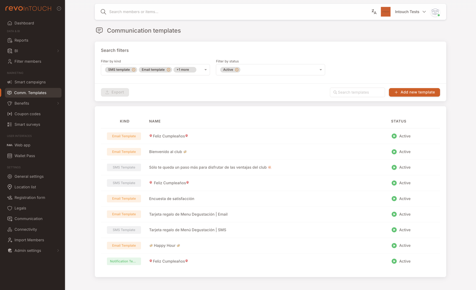 Vista de lista de Plantillas de comunicación, mostrando ocho plantillas de tipos mixtos — Plantilla de correo, Plantilla de SMS, Plantilla de notificación — cada una con estado Activa. Filtros en la parte superior: Filtrar por tipo (Plantilla de SMS, Plantilla de correo, +1 más), Filtrar por estado (Activa). Botón Añadir nueva plantilla a la derecha.