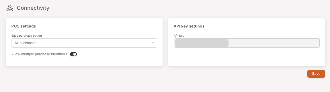 Página de Conectividad con dos tarjetas. Izquierda: Configuración del POS con la Opción de guardar compra establecida en "Todas las compras" y el interruptor Permitir múltiples identificadores de compra activado. Derecha: Configuración de la clave API con el campo de la clave API (valor enmascarado).