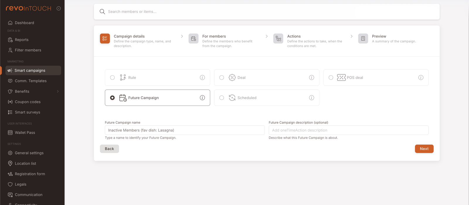 Asistente de Campañas inteligentes Paso 1 inmediatamente después de hacer clic en "+ Acción única" desde un resultado de Filtrar miembros. El selector de tipo tiene Campaña programada ya seleccionada y el nombre de la Campaña programada está prerrelleno como "Miembros inactivos (plato fav.: Lasaña)" — el nombre se transfiere desde el contexto del filtro. La descripción está vacía. Botón Siguiente.