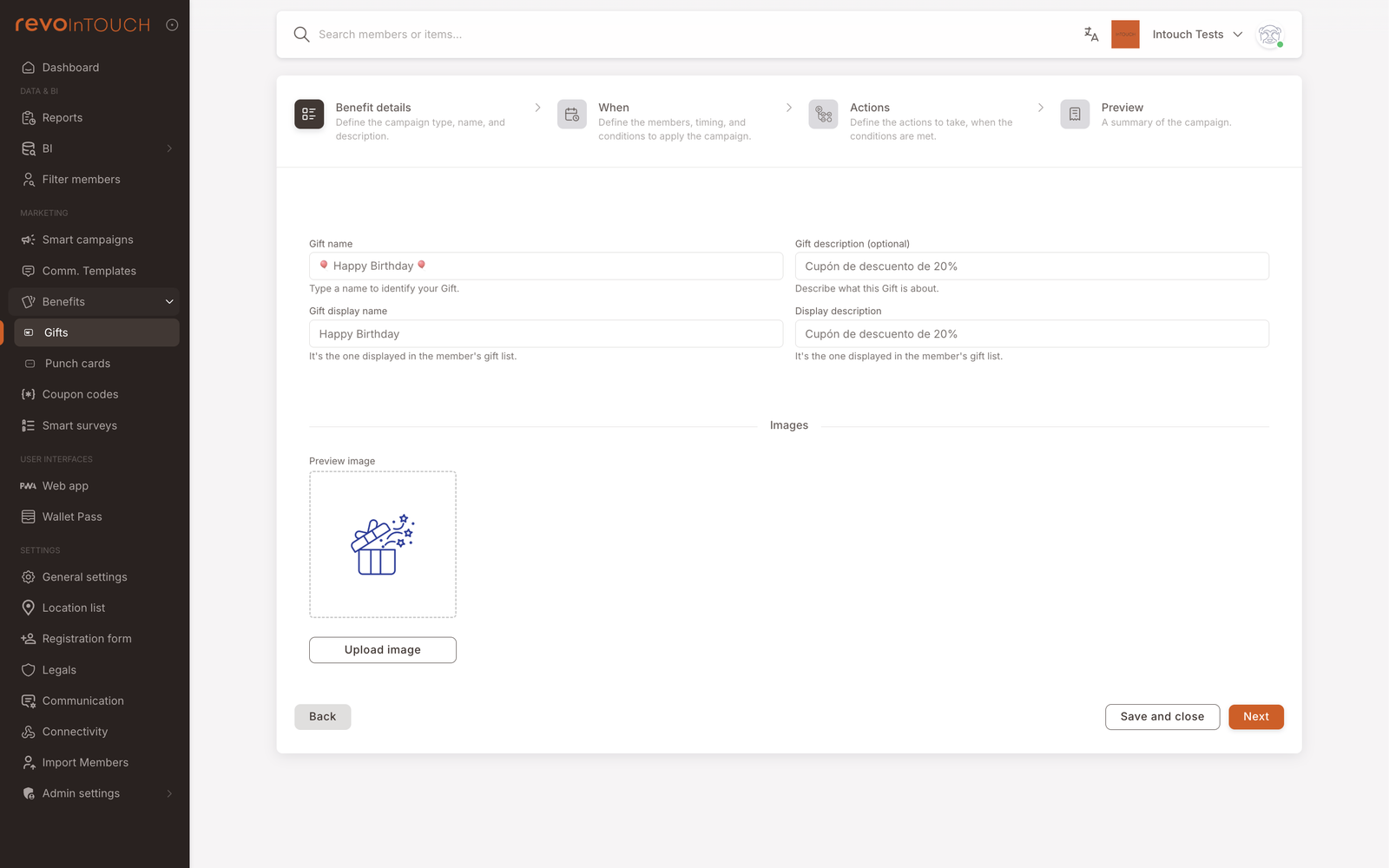Paso 1 — Detalles del beneficio para un Regalo llamado "Happy Birthday". Gift display name "Happy Birthday", Gift description "Cupón de descuento de 20%", Display description "Cupón de descuento de 20%". Una ranura de subida de Preview image muestra una ilustración estilizada de una caja de regalo. Botones Back / Save and close / Next en la parte inferior.