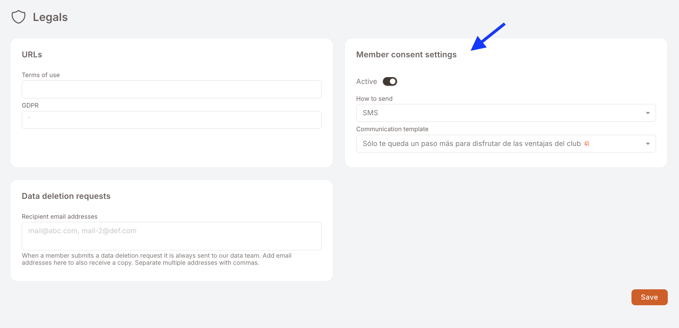 Página Legales. A la derecha, la tarjeta Member consent settings con el interruptor Active encendido, un desplegable How to send configurado en SMS y un desplegable Communication template configurado en "Sólo te queda un paso más para disfrutar de las ventajas del club". A la izquierda, la tarjeta URLs con los campos Terms of use y GDPR y, debajo, la tarjeta Data deletion requests.