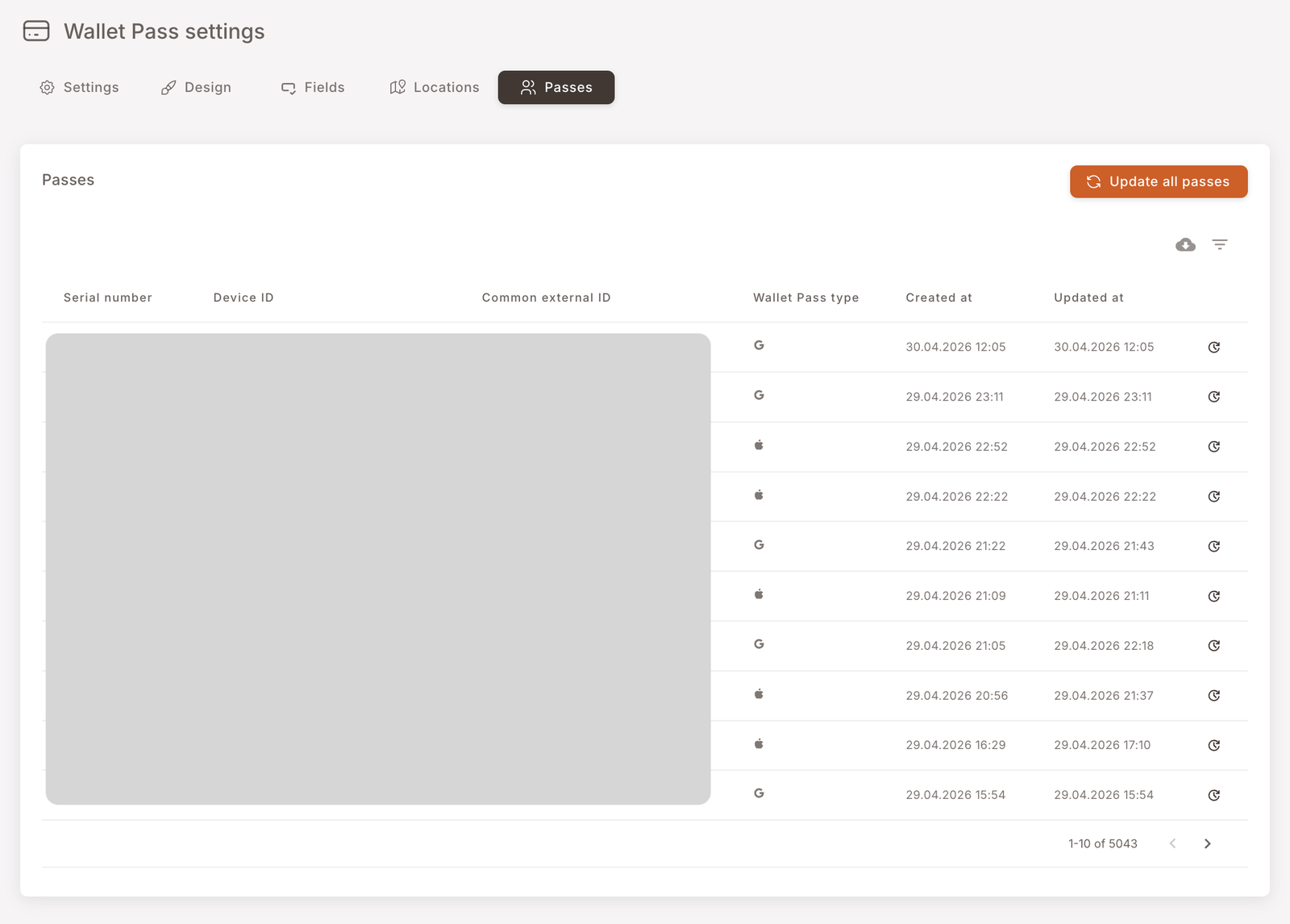 La pestaña Pases — una tabla paginada que lista cada pase descargado con columnas para Serial number, Device ID, Common external ID, tipo de Wallet Pass (Apple o Google), Created at, Updated at, más un icono de actualización por fila. El contador muestra 1-10 de 5043 en este ejemplo
