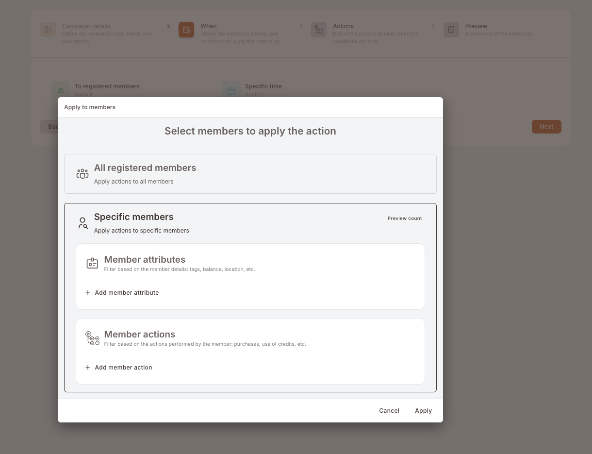 El selector Aplicar a miembros con Todos los miembros registrados y Miembros específicos, mostrando los bloques Atributos del miembro y Acciones del miembro