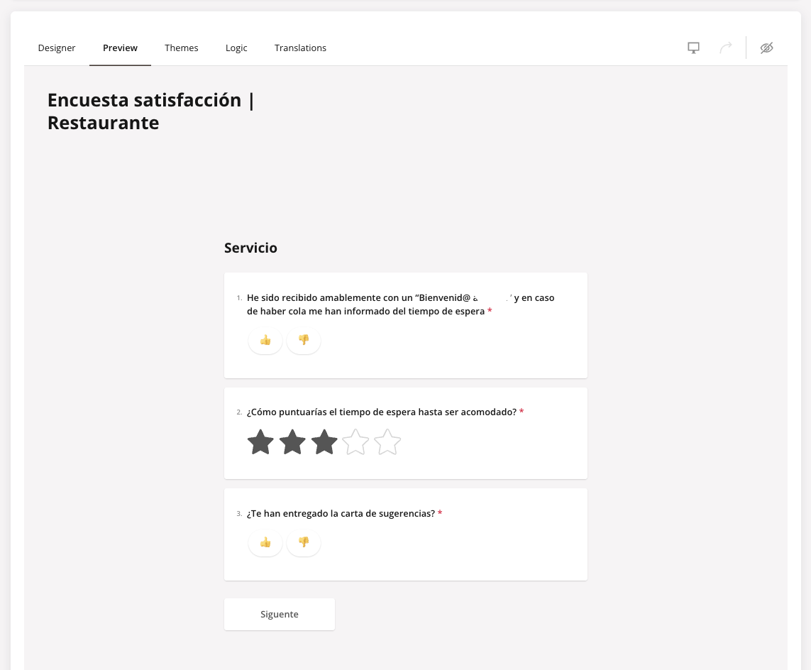 Pestaña Preview en el constructor de encuestas. La encuesta "Encuesta satisfacción | Restaurante" renderizada, en la página Servicio. Tres preguntas visibles: una pregunta de pulgar arriba / pulgar abajo (¿He sido recibido amablemente…?), una pregunta de valoración con 5 estrellas (¿Cómo puntuarías el tiempo de espera hasta ser acomodado?) con 3 de 5 estrellas marcadas, y otra pregunta de pulgar arriba / pulgar abajo (¿Te han entregado la carta de sugerencias?). Un botón Siguiente abajo avanza a la página siguiente.